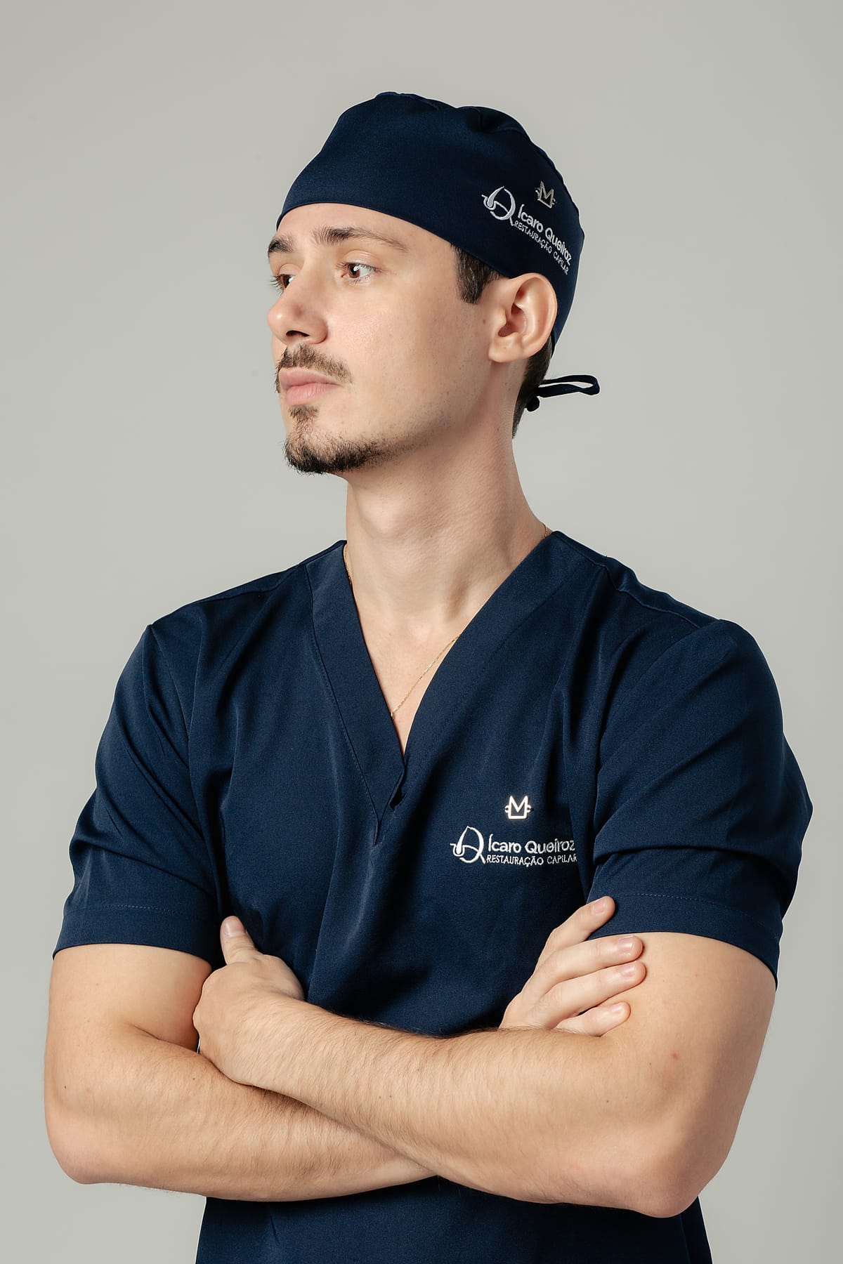 Dr. Ícaro Queiroz em touca cirúrgica, no centro cirúrgico