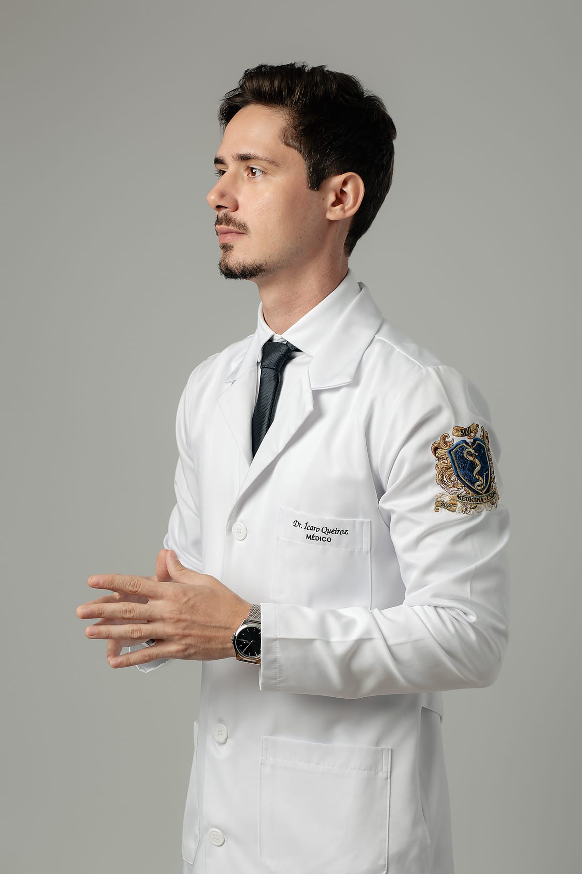 Dr. Ícaro Queiroz de jaleco, médico responsável pela avaliação de Tricologia e pelo Transplante Capilar