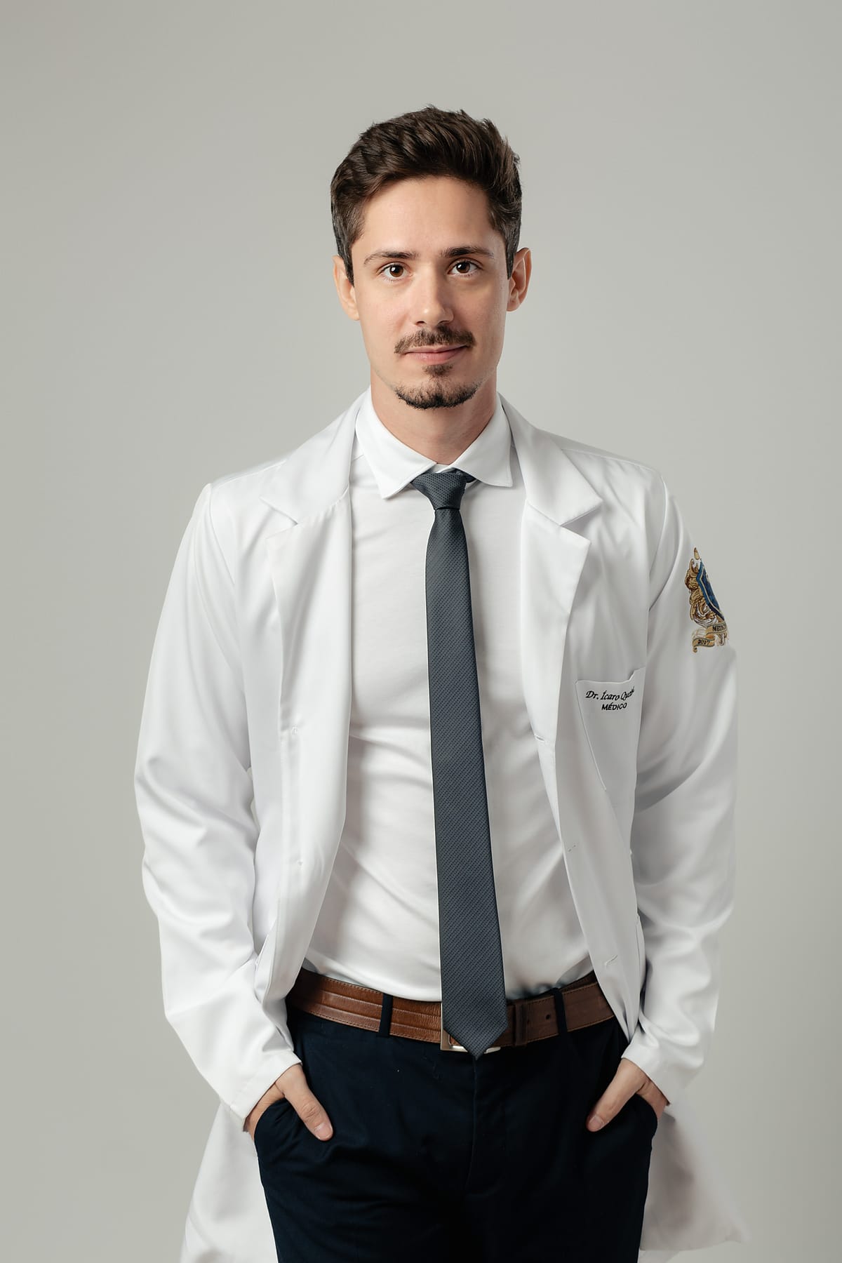 Dr. Ícaro Queiroz de jaleco, médico responsável pela avaliação e pelo Transplante Capilar